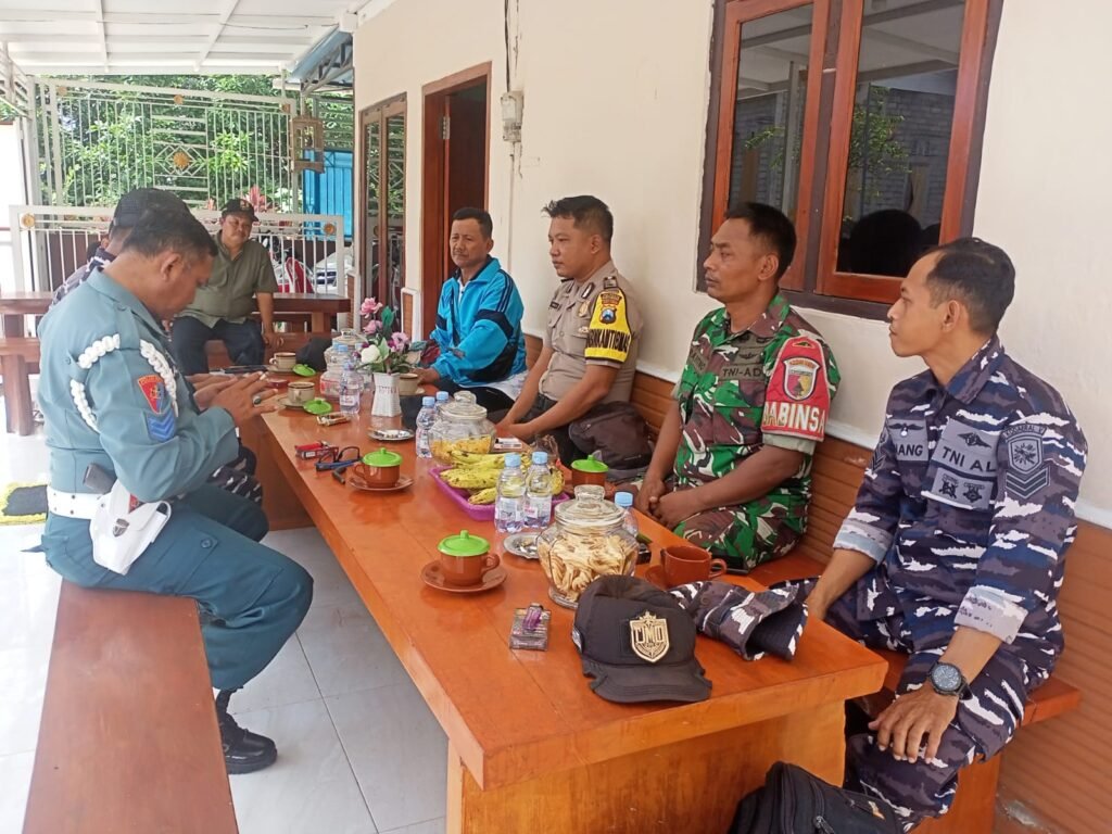 Babinsa Purwoagung “Ngopi Bareng” bersama Kades Purwoagung dan Danposal Muncar Gelar Bahas Kamtibmas