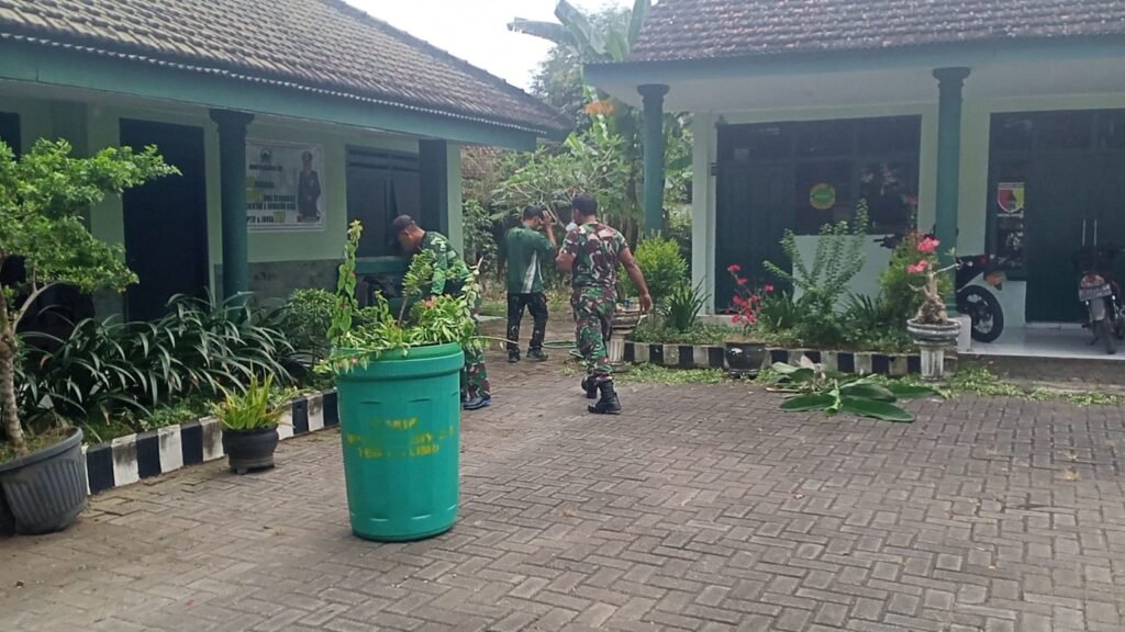 Jaga Kenyamanan Maksimal Pelayanan Publik, Anggota Koramil 0825/09 Tegaldlimo Kompak Gelar Kerja Bhakti Pangkalan