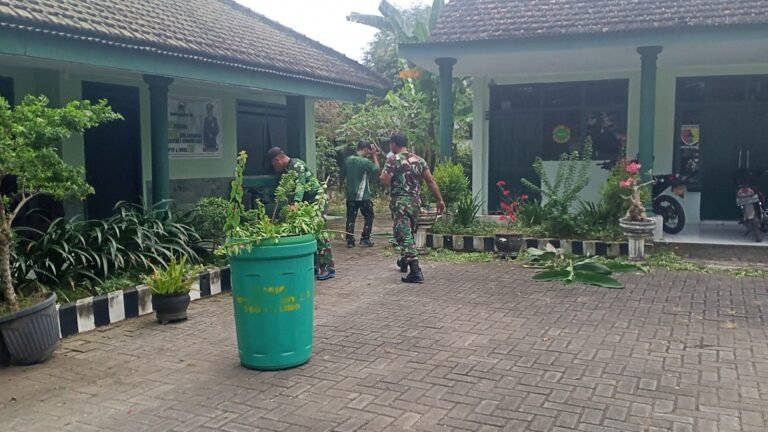 Jaga Kenyamanan Maksimal Pelayanan Publik, Anggota Koramil 0825/09 Tegaldlimo Kompak Gelar Kerja Bhakti Pangkalan