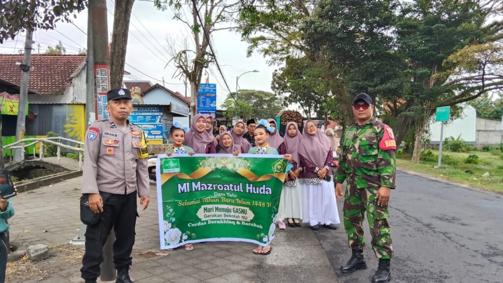 Sinergi Babinsa dan Bhabinkamtibmas Amankan Jalannya Wisuda Siswa MI Masroatul Huda Kedunggebang