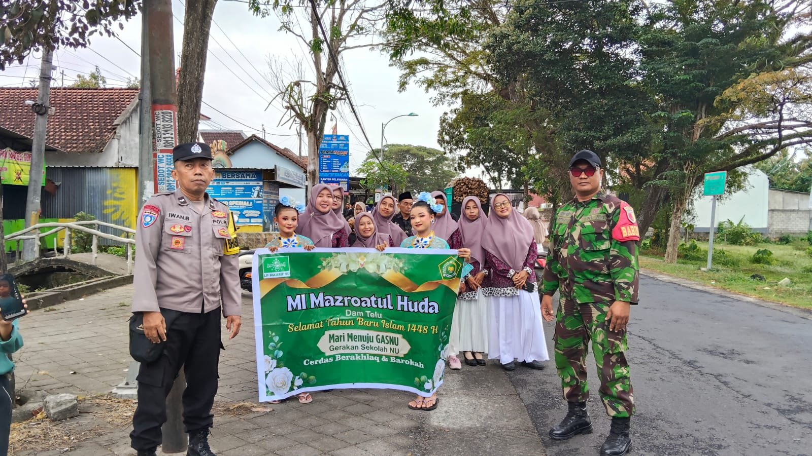 Sinergi Babinsa dan Bhabinkamtibmas Amankan Jalannya Wisuda Siswa MI Masroatul Huda Kedunggebang