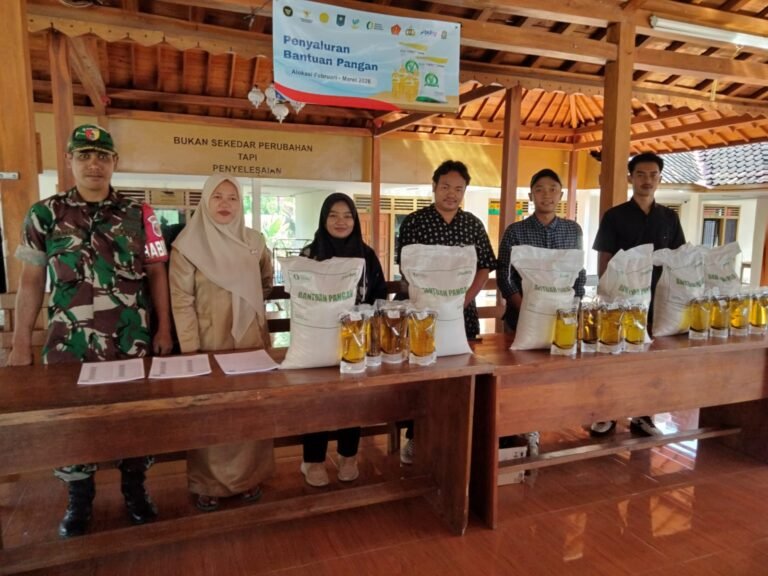 Babinsa Koramil 0825/09 Tegaldlimo, Monitoring Penyaluran Bantuan Pangan untuk 694 Warga Kedungasri