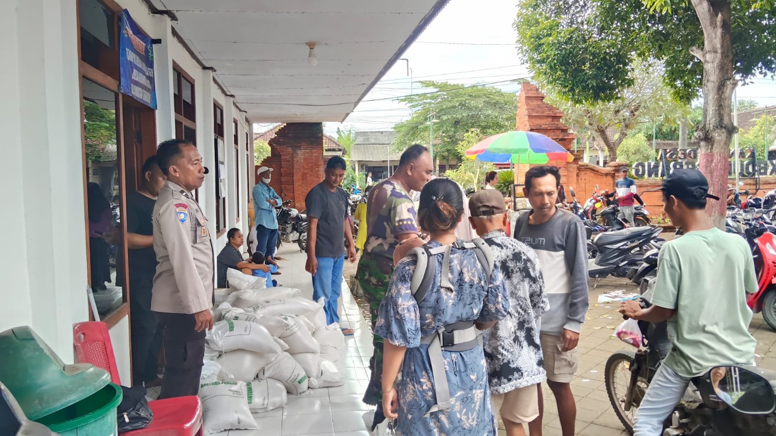 Babinsa Koramil 0825/09 Tegaldlimo bersama Pemdes Kedunggebang Kawal Penyaluran Bantuan Pangan Bulog untuk 1.000 Warga